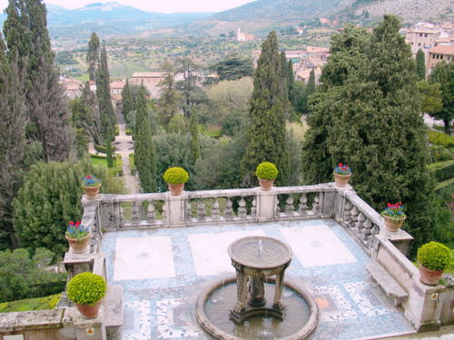 羅馬的埃斯特莊園,擁有迷人的風(fēng)景,是意大利園林藝術(shù)的經(jīng)典