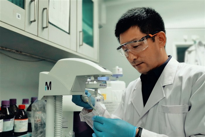 【甲子?xùn)|油情 百年大學(xué)夢】東油學(xué)子風(fēng)采錄第七期 以“材”筑夢，探微求真——記材料科學(xué)研究的東油追光者